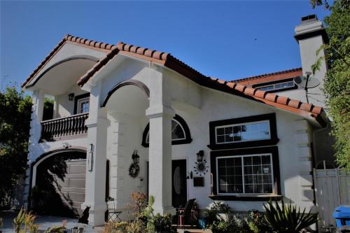 謝爾曼奧克斯的住宿－Sweet Dreams B&B LA，白色房子,有红色屋顶