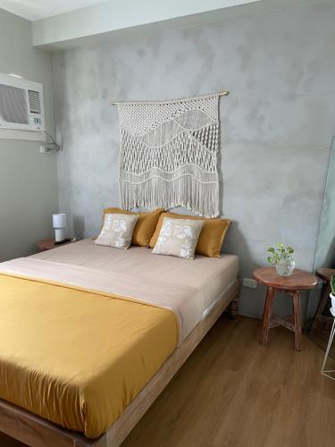 Postel nebo postele na pokoji v ubytování Coastal Vibe Studio