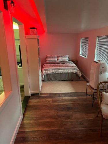 a bedroom with a bed and a red ceiling at Hawaii Getaway in Holualoa