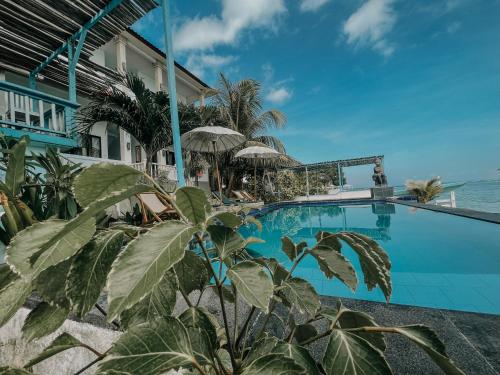 uma vista para a piscina na villa de praia em Aurora Beach View em Nusa Lembongan
