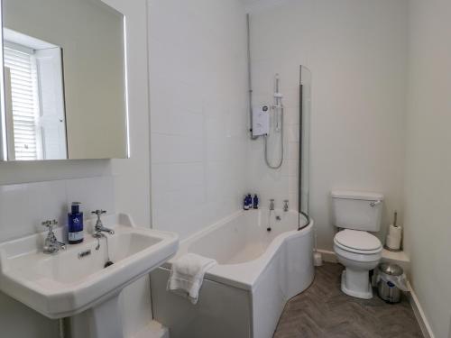 een badkamer met een wastafel, een bad en een toilet bij North Firbank - Culzean Castle in Maybole