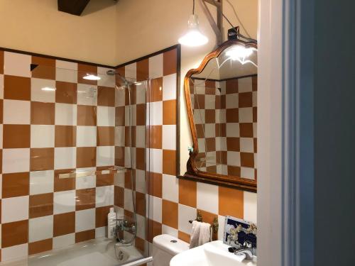 y baño con lavabo, aseo y espejo. en La Callejuela, en Torre Val de San Pedro