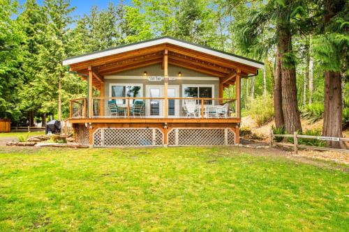 a home with a screened in porch on a lawn at Silver King in Bellingham