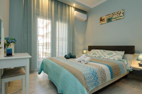um quarto com uma cama com ursos de peluche em 4 Colours em Tessalônica