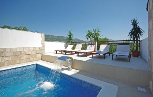 Majoituspaikassa Amazing Home In Umcani With Wifi, Jacuzzi And Heated Swimming Pool tai sen lähellä sijaitseva uima-allas