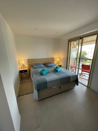 Llit o llits en una habitació de Appartement rénové, terrasse vue mer