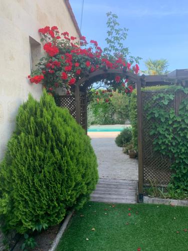 Photo de la galerie de l'établissement Chambre cosy indépendante dans jardin verdoyant., à Le Bouscat