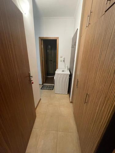 um corredor com duas portas que levam a uma casa de banho em Pacific 2 Sunny beach apartment em Sunny Beach