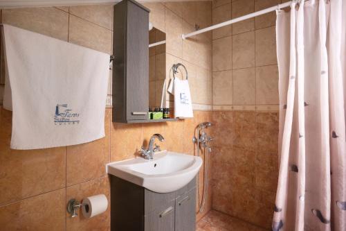 Koupelna v ubytování Faros Luxury Suites