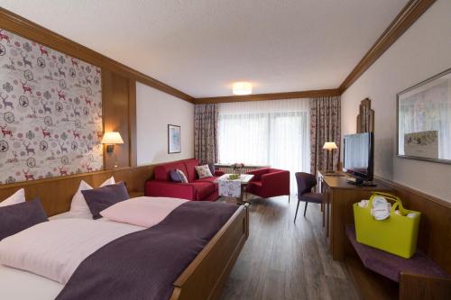 バイアースブロンにあるLandhaus Sackmannのベッド2台とリビングルームが備わるホテルルームです。