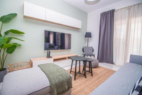 - une chambre avec un lit et un bureau avec une télévision dans l'établissement As melhores experiências de conforto e lazer, à Quinta do Lago