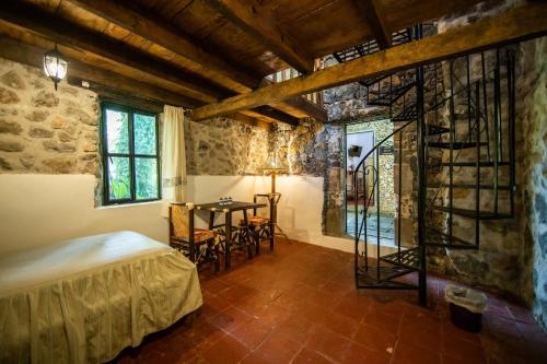 a bedroom with a bed and a table in a room at Hotel Hacienda San Bartolo in Xico