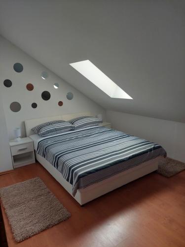una camera con un grande letto e un soffitto di Apartment Palada a Kaštela (Castelli)