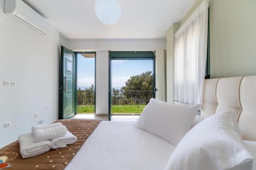 Un pat sau paturi într-o cameră la Endless Blue Villa Lefkada