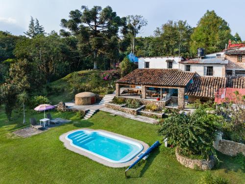 una vista aérea de un patio trasero con piscina en Hotel Hacienda San Bartolo, en Xico