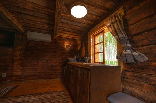 a room with a sink and a window in a cabin at Pruuli Vahtra puhkemaja in Kraavi