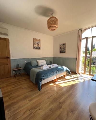 une chambre avec un lit et une grande fenêtre dans l'établissement Domaine De La Tannerie chambres d'hôtes et appartements, à Prades
