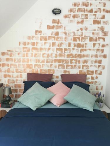 Un pat sau paturi într-o cameră la NiceHead spacious home between Maribor and Celje