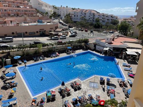 - une vue sur la piscine d'une ville dans l'établissement Estudio Los Cristianos, à Los Cristianos