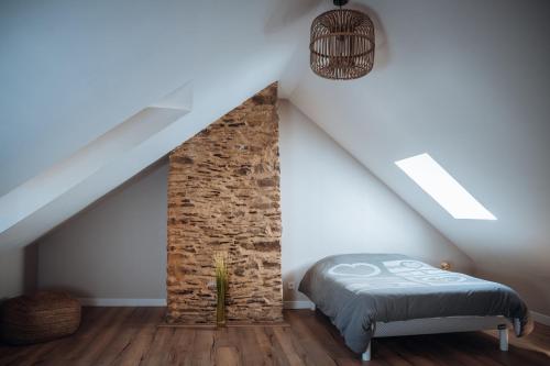 Een bed of bedden in een kamer bij Rare, belle maison de 90 m2 au pied du château