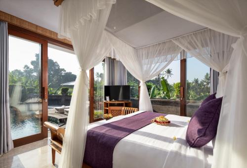 Säng eller sängar i ett rum på Swan Paradise A Pramana Experience