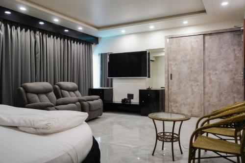 Afbeelding uit fotogalerij van Anand Resort - A luxury Private Pool Resort in Nashik in Nashik