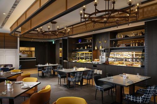 a restaurant with tables and chairs and a bar at Grand Hi Lai Hotel in Kaohsiung