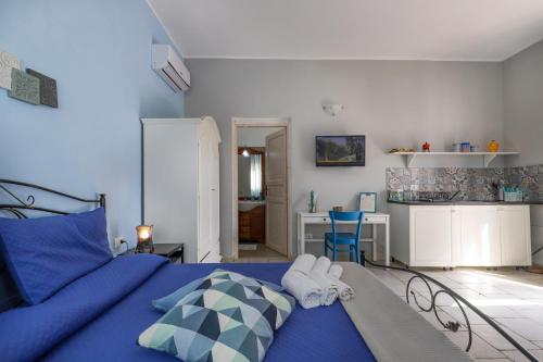 サンタ・マリア・アル・バーニョにあるCorte dei Donnoのベッドルーム(青いベッド1台付)、キッチン
