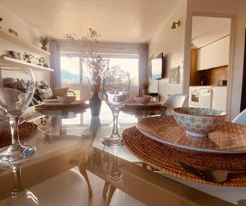 ein Esszimmer mit Weingläsern auf dem Tisch in der Unterkunft Chez Tata Emma in Annecy