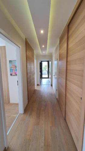 an empty hallway with wood floors and a door at Silver DeLux Apartman in Balatonfüred