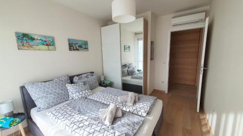 a small room with a couch and a door at Silver DeLux Apartman in Balatonfüred