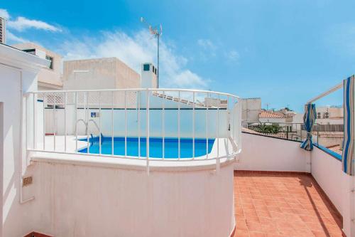 een balkon met uitzicht op een zwembad bij Apartamentos Alan in Nerja