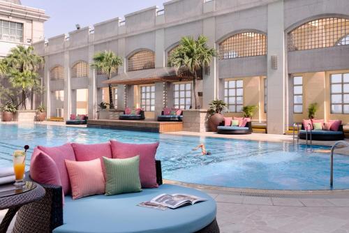 - une piscine dans un hôtel avec un canapé en face dans l'établissement Grand Hi Lai Hotel, à Kaohsiung