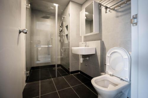 Vonios kambarys apgyvendinimo įstaigoje Jesselton Quay by Pinstay