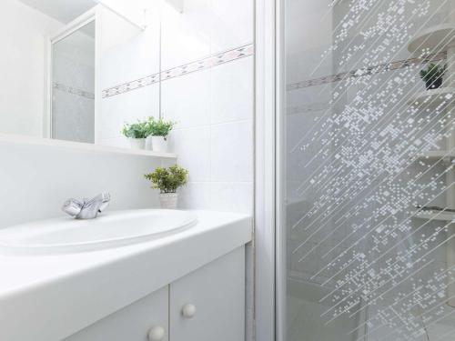 baño blanco con ducha y lavamanos en Appartement Saint-Lary-Soulan, 5 pièces, 8 personnes - FR-1-296-306, en Saint-Lary-Soulan