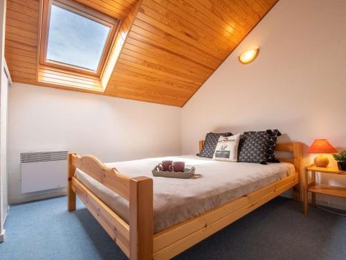 a bedroom with a bed with a wooden ceiling at Appartement Saint-Lary-Soulan, 5 pièces, 8 personnes - FR-1-296-306 in Saint-Lary-Soulan