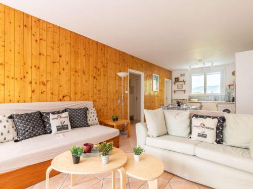 un salon avec deux canapés blancs et deux tables dans l'établissement Appartement T3 pour 8 personnes avec balcon, parking privé et sud - Saint-Lary Centre - FR-1-296-323, à Saint-Lary-Soulan