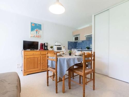 une cuisine avec une table et des chaises dans une pièce dans l'établissement Appartement 6 pers. à Saint Lary Village - Quartier Thermal, Proche Télécabine, Jardin, Parking - FR-1-296-229, à Saint-Lary-Soulan