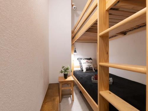- une petite chambre avec des lits superposés dans une mezzanine dans l'établissement Appartement 6 pers. à Saint Lary Village - Quartier Thermal, Proche Télécabine, Jardin, Parking - FR-1-296-229, à Saint-Lary-Soulan