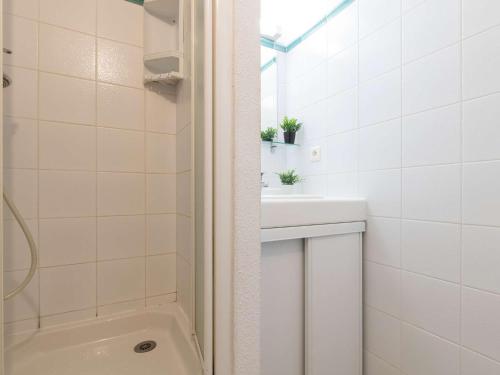 une salle de bain blanche avec une douche et un lavabo dans l'établissement Appartement 6 pers. à Saint Lary Village - Quartier Thermal, Proche Télécabine, Jardin, Parking - FR-1-296-229, à Saint-Lary-Soulan