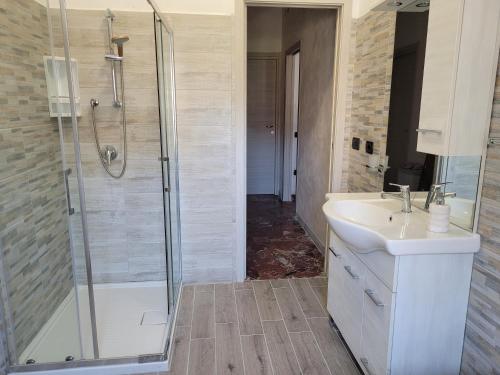 uma casa de banho com um chuveiro e um lavatório. em Sole e mare em Guardavalle