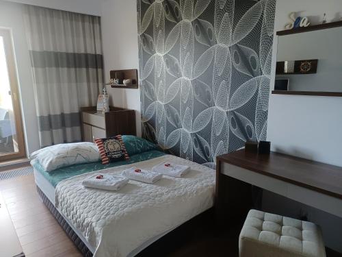 Habitación pequeña con cama, escritorio y escritorio. en Apartament z widokiem na morze, en Dziwnówek