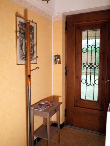 Cette chambre dispose d'une porte en bois et d'une table en face d'une porte. dans l'établissement Maison de Jeanne, à Eschau
