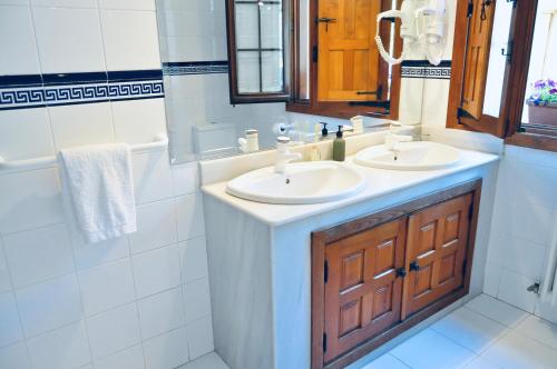 a bathroom with two sinks and a mirror and a tub at Caserio Kamirune in Laukiz