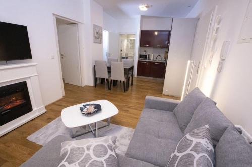salon z kanapą i stołem w obiekcie Stadtjuwel l BG10 w Wiedniu