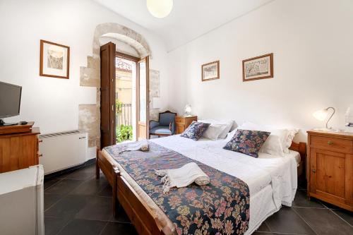 a bedroom with a bed and a tv in it at Locanda La Meridiana in Ragusa