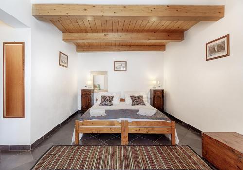 a bedroom with a bed and a wooden ceiling at Locanda La Meridiana in Ragusa