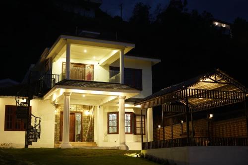 科代卡那的住宿－Villa de Montana，夜晚的白色房子,灯火通明