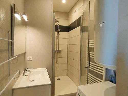 une petite salle de bain avec un lavabo et une douche dans l'établissement Appartement Rénové 4/6 Pers. avec Parking au Centre de Cauterets - FR-1-234-172, à Cauterets