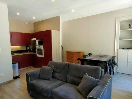 un salon avec un canapé et une table dans l'établissement Appartement Rénové 4/6 Pers. avec Parking au Centre de Cauterets - FR-1-234-172, à Cauterets